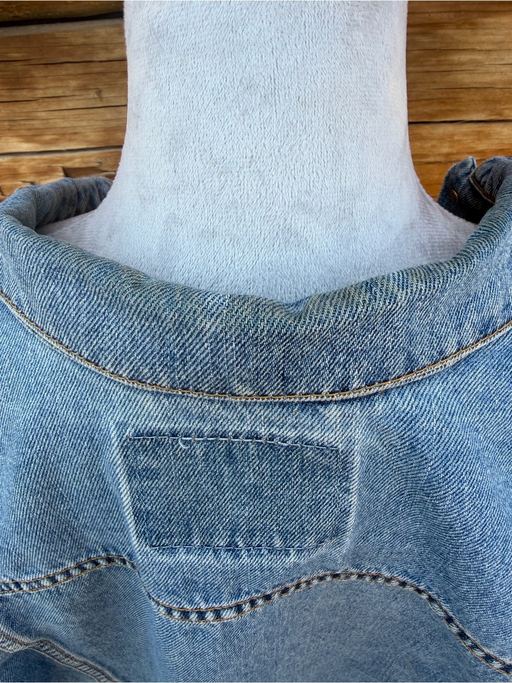 Vintage Levi's Relaxed Trucker Jacket Light Wash Thrashed Size L 2000s Denim - Picture 9 of 13